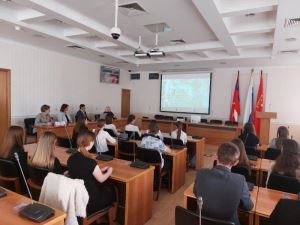 Волгоградские гимназисты поинтересовались, как стать депутатом
