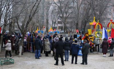 Окончание работ по благоустройству жители двора в Тракторозаводском районе отметили общим праздником