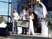 Главный приз «Парада невест» – плазменный телевизор и романтическая путевка выходного дня– достался молодоженам Андрею и Ольге Беляковым поженившимся накануне Дня города.