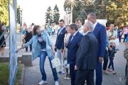 Губернатор Волгоградской области Андрей Бочаров вместе с городским руководством прошел по праздничным площадкам и пообщался с жителями Волгограда, поздравив горожан с Днем города.
