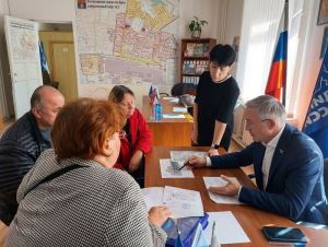 От помощи семье участника СВО до расселения аварийных домов: волгоградцы пришли на прием с самыми разными вопросами