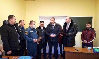 Депутаты наградили пожарного за спасение ребенка