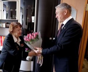 С теплых поздравлений началось сегодняшнее утро у трех замечательных жительниц Краснооктябрьского района