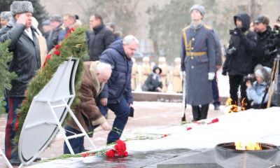 Волгоградцы возложили цветы к Вечному огню на площади Павших Борцов