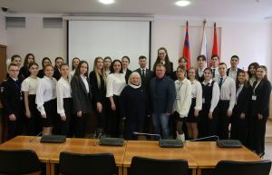 Депутаты гордумы рассказали старшеклассникам Дзержинского района о местном самоуправлении