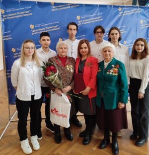 Памятные знаки в честь юбилея Сталинградской Победы вручили жителям Тракторозаводского района