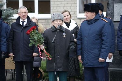 Кадеты отдают честь: в Волгограде поздравили ветерана Великой Отечественной войны