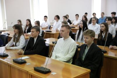 Школьники Красноармейского района поделились с депутатами своими инициативами