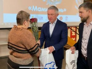 В Волгограде поздравили многодетных и мам мобилизованных с Днем матери
