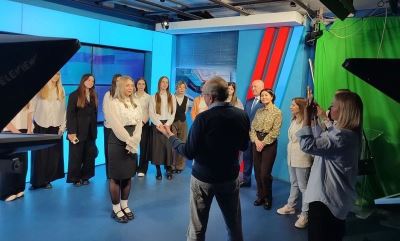 За кулисами новостей: школьники Кировского района узнали, как рождаются телесюжеты 