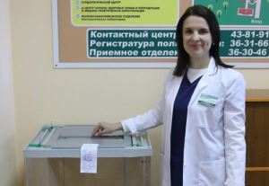 Депутат гордумы Наталия Кушнирук проголосовала на выборах Президента РФ
