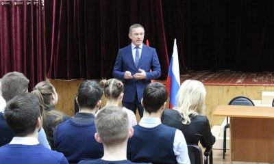 Владлен Колесников рассказал волгоградским гимназистам об основном законе России