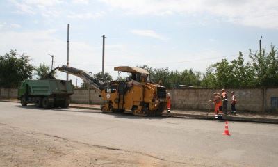 В поселке Горьковском впервые за многие годы ремонтируют основные дороги