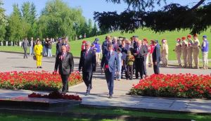 С благодарностью за беспримерное мужество и героизм