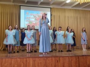 Депутаты поздравили педагогов Тракторозаводского района