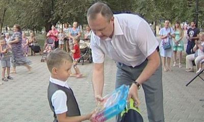 Накануне 1 сентября Андрей Косолапов вручил школьные наборы первоклассникам из многодетных семей