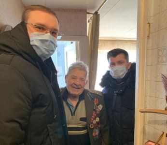 Депутаты гордумы поздравили ветерана с 95-летием 