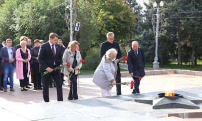 Немецкие парламентарии возложили цветы к Вечному огню в Волгограде