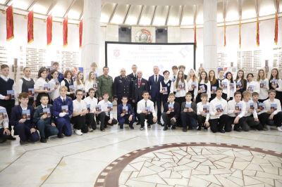 Владлен Колесников вручил паспорта школьникам Волгограда 