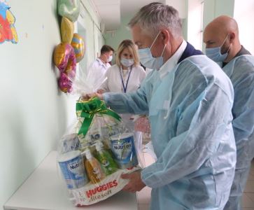 В День защиты детей депутаты привезли подарки для новорожденных