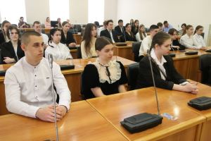 Депутаты гордумы рассказали старшеклассникам Тракторозаводского района о местном самоуправлении