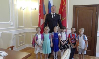 Первоклашки из многодетных семей Тракторозаводского района в День знаний получили подарки