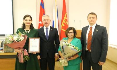Депутаты гордумы поздравили лучшего учителя России Ларису Арачашвили с заслуженной победой 