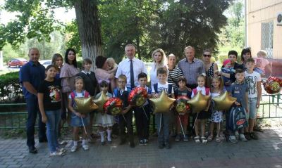 К школе готовы: первоклассникам Краснооктябрьского района вручили ранцы со школьными принадлежностями