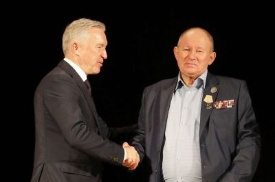 Депутаты вручили награды героям-чернобыльцам