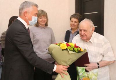 Депутаты поздравили с 78-летием народного учителя России Юрия Васильевича Лепехина