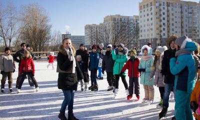 Жители Советского района обновляют коньками лед