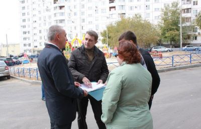 Депутат Андрей Гимбатов проинспектировал благоустройство двора на своем округе