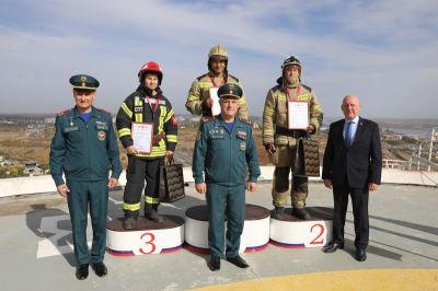 Волгоградские огнеборцы соревновались в скоростном подъёме на «Высоту 102»