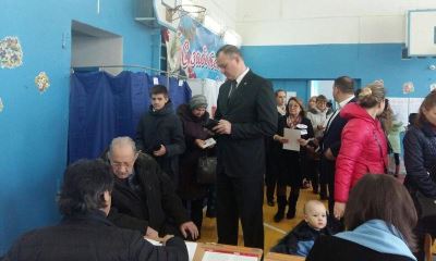 Глава Волгограда Андрей Косолапов проголосовал на своем избирательном участке вместе с семьей
