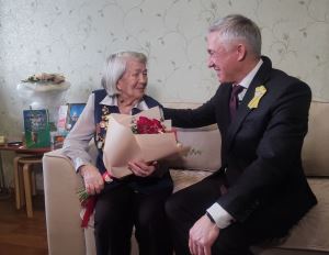 Жизнь как летопись эпохи: спикер гордумы поздравил с праздником 100 летнюю участницу Сталинградской битвы