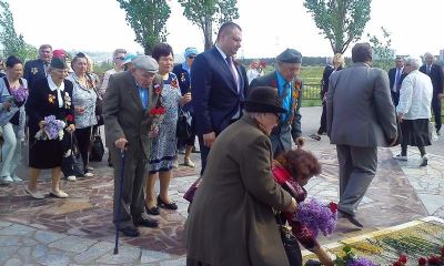 Ветераны и молодежь возложили цветы к обелиску на Лысой горе