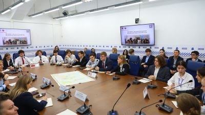 В День Конституции молодые волгоградцы приобщились к истории