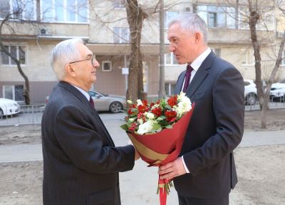 Спикер гордумы поздравил члена Общественной палаты Волгограда с юбилеем