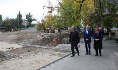 Депутаты проинспектировали благоустройство двора и парка в Ворошиловском районе
