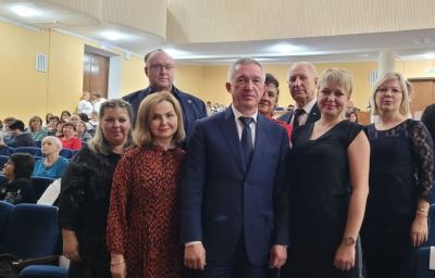 Накануне Дня учителя в Тракторозаводском районе наградили лучших педагогов и воспитателей