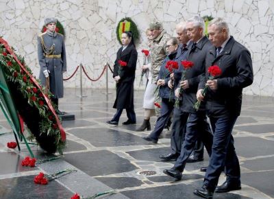 Цветы и венки легли к Вечному огню на Мамаевом кургане в память о защитниках Родины