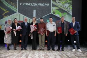 Работники волгоградских дорожных и транспортных предприятий принимают поздравления 