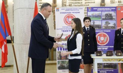 В День Конституции России в Волгограде вручили паспорта лучшим старшеклассникам города