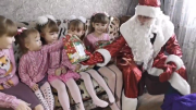 27 декабря первый зампредседателя гордумы, депутат по Советскому району Андрей Гимбатов побывал в гостях у многодетной семьи Корецких, подарил семье новогоднюю елку и подарки для каждого ребенка.