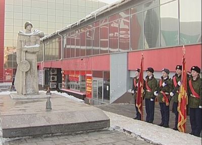 У памятника «Защитникам Отечества» зажгли факел Сталинградской победы