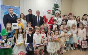 Депутаты гордумы исполнили новогодние желания воспитанников фонда «Планета детства»