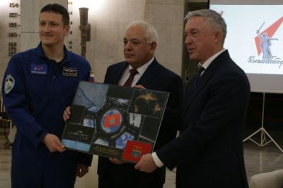 Космонавт привез в город-герой флаг Волгоградской области, побывавший в космосе