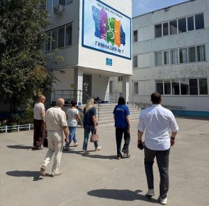 Депутаты гордумы вместе с общественниками проверяют готовность школ к 1 сентября