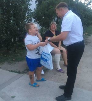 Будущие первоклашки из многодетных семей Волгограда получают в подарок школьные наборы