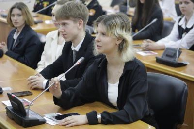 Будущее Волгограда в руках молодёжи: депутаты провели очередную встречу со старшеклассниками